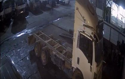 Manisa'da çalınan araç İzmir'de bulundu: Hırsızlık anı kamerada