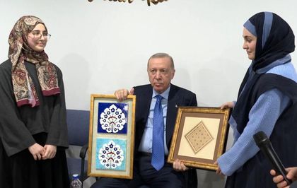 Cumhurbaşkanı Erdoğan, Marmara Üniversitesi İlahiyat Fakültesi Öğrencilerini Ziyaret Etti