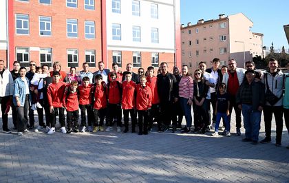 Katar'da mahsur kalan Türk sporcular, 26 saatlik yolculuğun ardından Kuşadası'na geldi