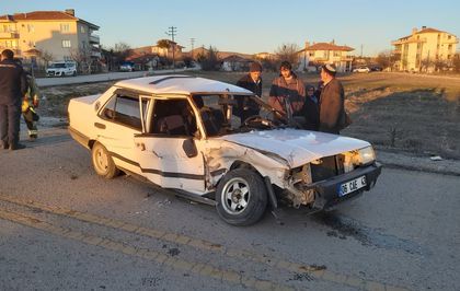 Ankara'da Otomobil ile Ticari Araç Kafa Kafaya Çarpıştı: 3 Yaralı