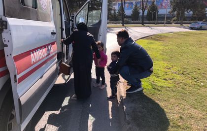 Bursa'da motosiklet devrildi: Aynı aileden 4 yaralı