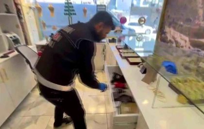 Kuyumcu süsü verip tefecilik yaptılar: Operasyonda silah, pos cihazları ve milyonluk çek-senet ele geçirildi