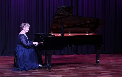 Dünyaca ünlü piyanist Gülsin Onay Denizli'de öğrencilerle buluştu