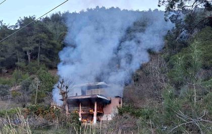 Ormanlık alandaki yayla evi yanarak kullanılmaz hale geldi