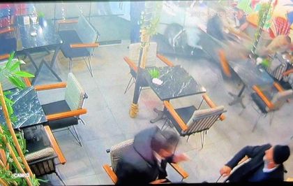 İzmit'te Otomobil Kafeye Girdi: 2 Yaralı
