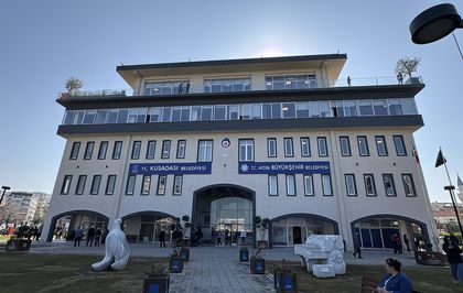Kuşadası Belediyesi'ne 'yolsuzluk' soruşturması; belediye başkanı dahil 6 gözaltı
