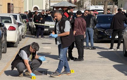 Otomobiline binerken silahlı saldırıya uğradı; olay kamerada