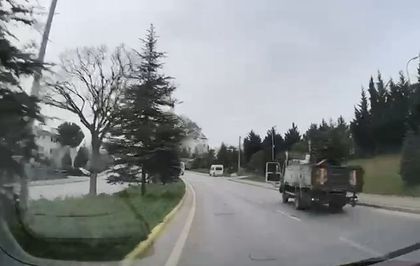Rampada kayan kamyon refüje çıkıp devrildi