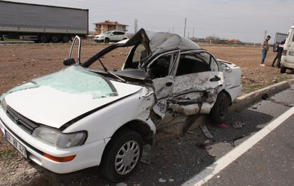 Otomobil ile kamyonet kavşakta çarpıştı: 1 ölü, 1 yaralı
