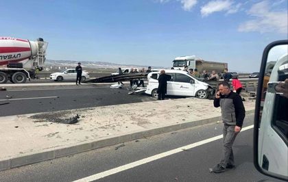 Ankara'da korkutan kaza: Otomobil bariyerlere ok gibi saplandı