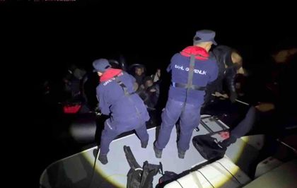 Çeşme açıklarında 34 düzensiz göçmen yakalandı