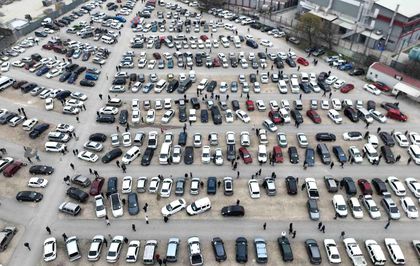 İkinci el oto pazarında buruk bayram