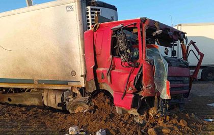 İran'da yeri delen füzenin şarapnel parçasının isabet etmesiyle genç şoföre mezar olan tırın görüntüsü ortaya çıktı