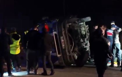 Otomobille minibüs çarpıştı: 2 ölü, 12 yaralı