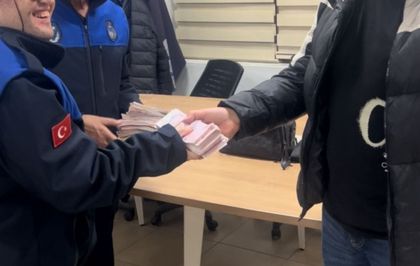 Mahalle muhtarları 176 bin lira buldukları çantayı sahibine teslim etti