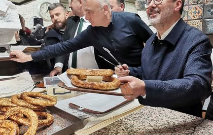 AK Parti'li Kasapoğlu, İzmir'de vatandaşlarla sahurda bir araya geldi