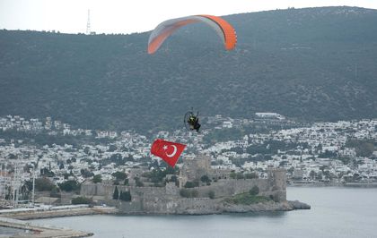 Bodrum semalarında ay yıldızlı 18 Mart anması