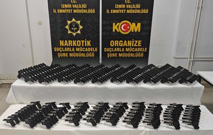 İzmir'de 149 ruhsatsız tabanca bulundu; 2 gözaltı