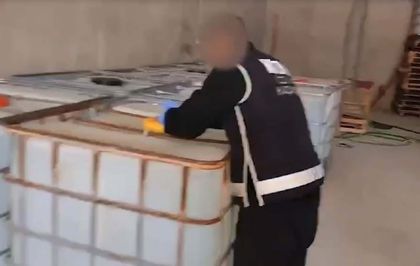 İzmir merkezli 4 ilde operasyon; 40,2 ton taklit etiketli etil alkol ele geçirildi