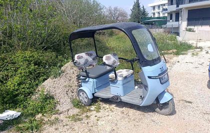 Park halindeki otomobil yola çıkarken elektrikli bisiklete çarptı