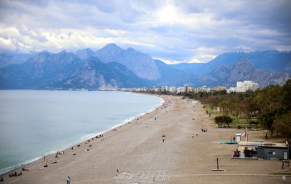Antalya'da bayram öncesi sahil keyfi