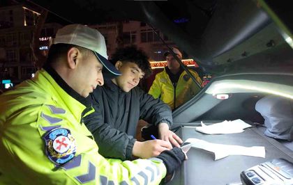 Egzoz sistemi mevzuata aykırı araç 30 gün trafikten men edildi