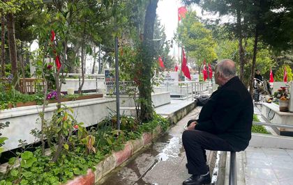 Kadifekale Hava Şehitliği'nde bayram öncesi ziyareti