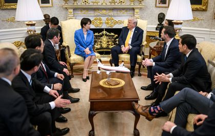 Trump'tan Japonya Başbakanı'nın yanında şok Pearl Harbor çıkışı
