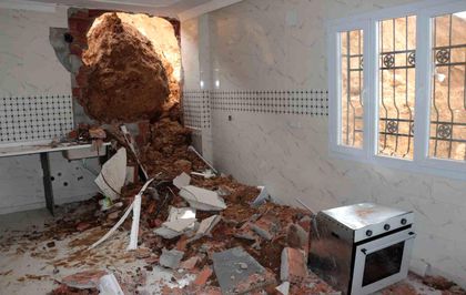 Cizre'de sağanak yağış heyelana neden oldu, dev kayalar evi yıktı
