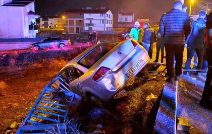 Otomobil bariyere çarptı: 1'i ağır, 2 kişi yaralandı