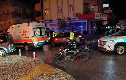 Otomobil ile motosikletin çarpışma anı kamerada: 1 yaralı