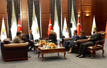 Siyasi partiler bayramlaştı