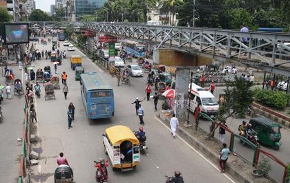 Bangladeş'te otobüs ile tren çarpıştı: 12 ölü, 26 yaralı
