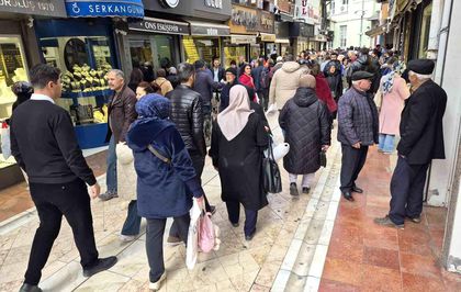 Altın fiyatları düşünce vatandaşlar kuyumculara akın etti
