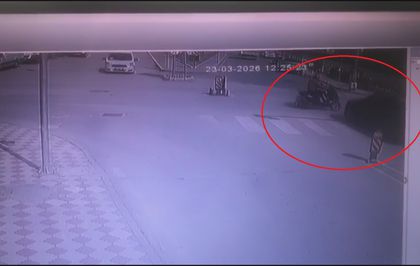 Amasya'da otomobilin çarptığı motosiklet sürücüsü yaralandı; kaza anı kamerada