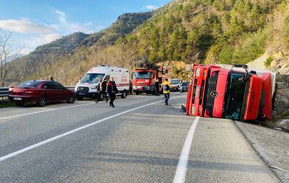 Artvin'den devrilen TIR'ın şoförü yaralandı