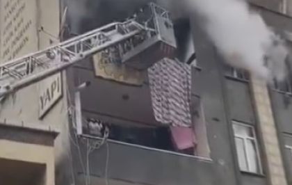 Küçükçekmece'de beş katlı binada yangın: 5 kişi dumandan etkilendi
