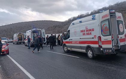 Mardin'de Yolcu Midibüsü Devrildi: 13 Yaralı