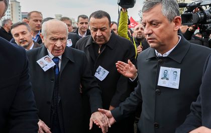 Şehit cenazesinde dikkat çeken anlar! Özel ile Bahçeli yan yana
