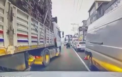 TIR'dan inip, bıçakla otomobile saldırdılar