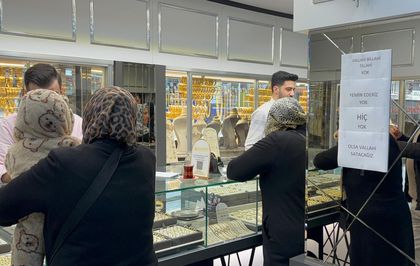 Kuyumcu satacak altın kalmayınca dükkanına, 'vallahi billahi tillahi yok' yazısı astı