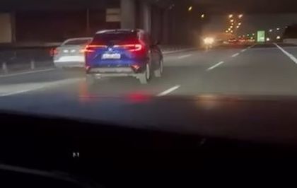 Pendik Tem Otoyolu'nda trafiği tehlikeye atan otomobil sürücüsü kamerada
