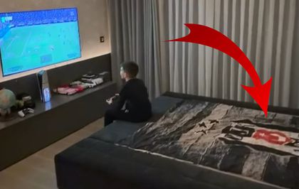 Fenerbahçe'nin eski yıldızı oğlunu oyun oynarken paylaştı! Yataktaki Beşiktaş detayı bomba