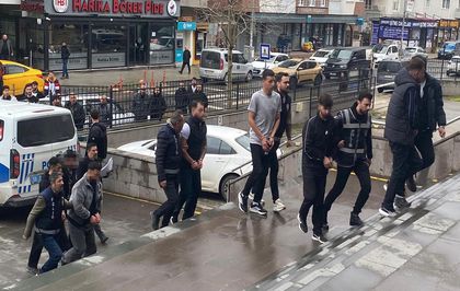 Banka hesabını kiraladığı kişilere ulaşamayınca arkadaşlarını kaçırıp darbettirdi