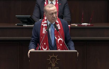 Cumhurbaşkanı Erdoğan grup toplantısına Ay Yıldızlı atkıyla katıldı, sözleri salonu coşturdu