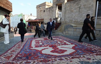 Bakü'de tarihi İçerişehir halılarla süslendi