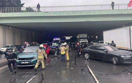 Beylikdüzü'nde 4 aracın karıştığı trafik kazasında 4 kişi yaralandı