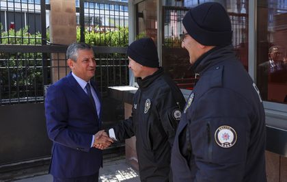 CHP Genel Başkanı Özel, genel merkezde görevli emniyet personelinin Polis Günü'nü kutladı
