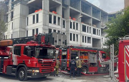 Güngören'de okul inşaatında işçilerin kaldığı 2 konteyner yandı