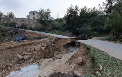Mersin'de sağanak nedeniyle mahalle yolunda çökme yaşandı